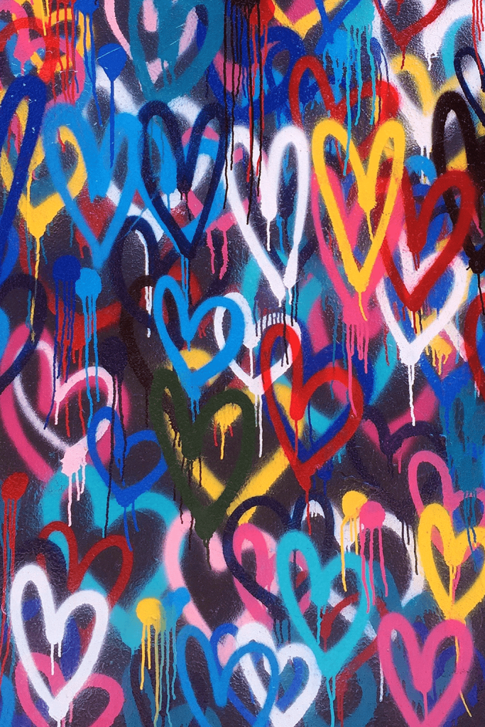 Love is the Answer – Impression murale cœurs multicolores façon graffiti